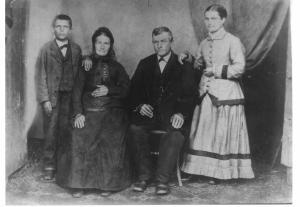 Familienfoto v.l.n.r Karl Jetschmanegg (Junge), Adelheid geb. Schmidle, Joseph Jetschamanegg, unbekannte Person (Tochter?)